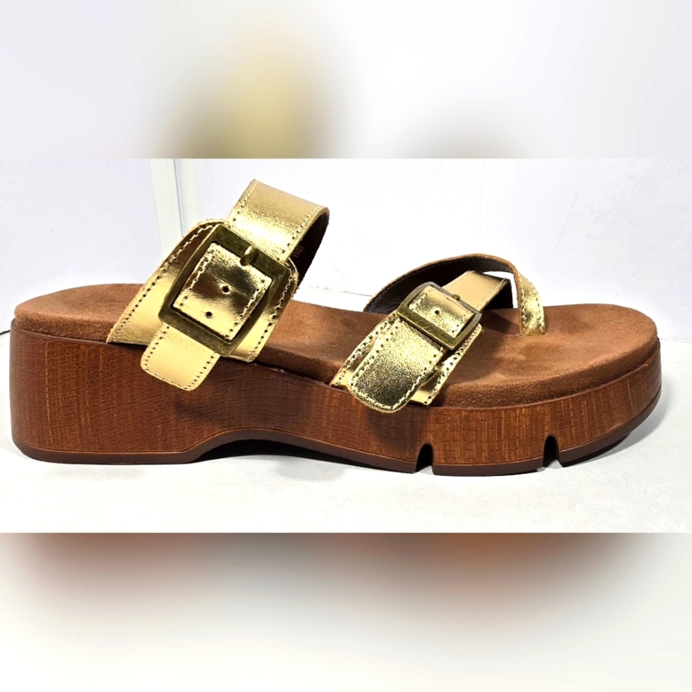 White Mountain Womens 8 SandalsGOLD straps & Brown Bottom In EXCELLENT CONDITION